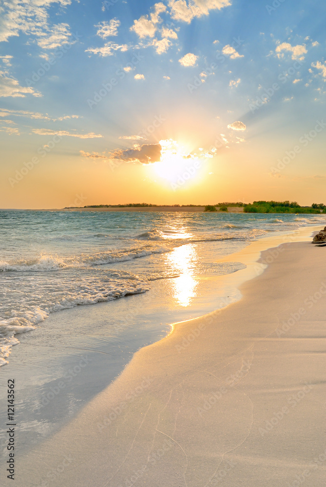 Obraz premium Spokojny zachód słońca na plaży