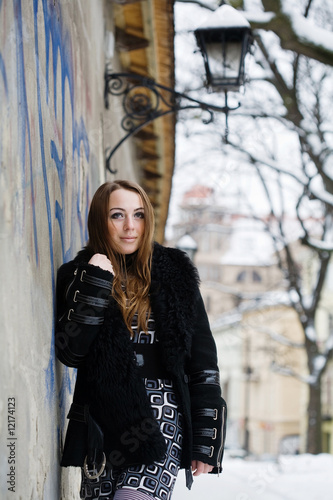 Girl at wall © Mykola Velychko
