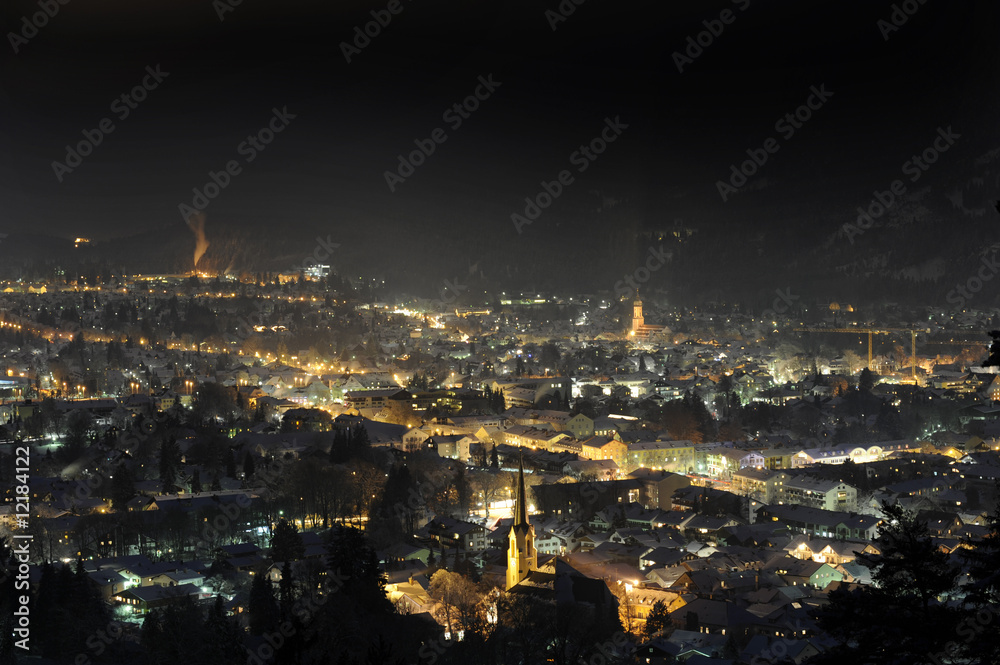 Stadt Garmisch-Partenkirchen Nacht Abend Dämmerung Winter blau