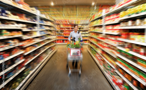 Quadro em tela Frau beim einkaufen von Lebensmittel im Supermarkt