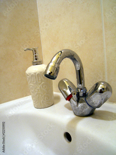 Wasserhahn am Waschbecken photo