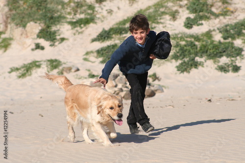 niño con perro en la playa