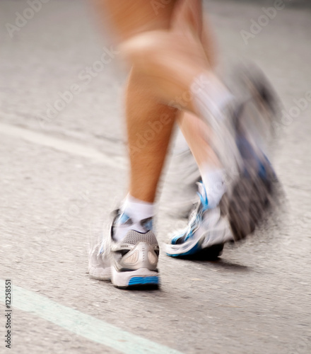 piernas de atletas en movimiento
