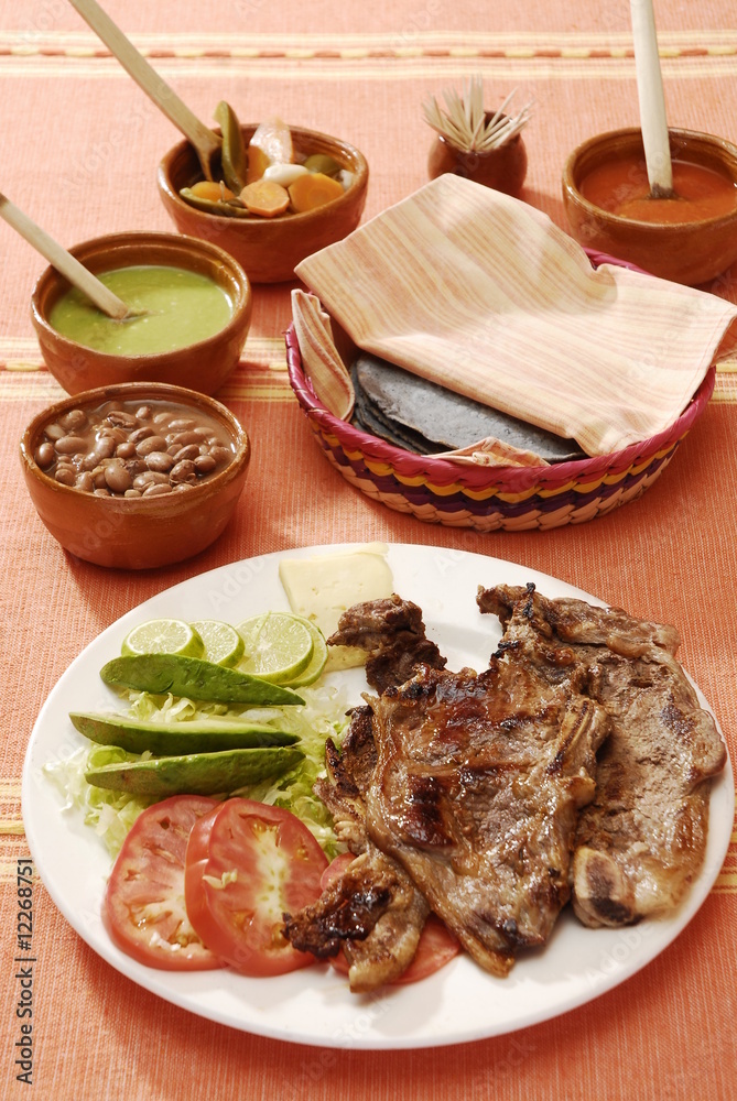 Carne de res a la plancha con frijoles y ensalada. México Stock Photo |  Adobe Stock