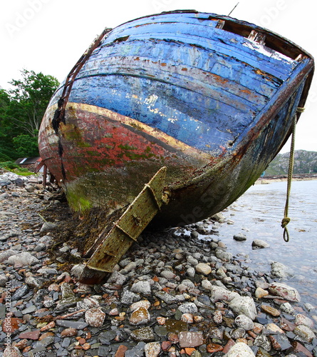 Épave de vieux bateau échoué sur la plage de galets en Ecosse 