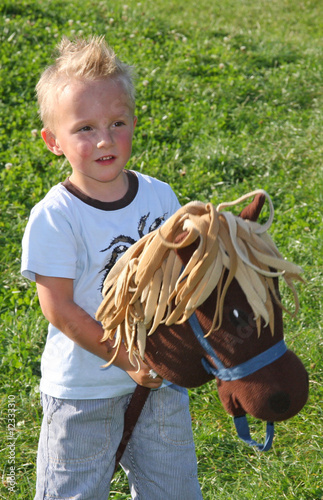 Junge mit Steckenpferd