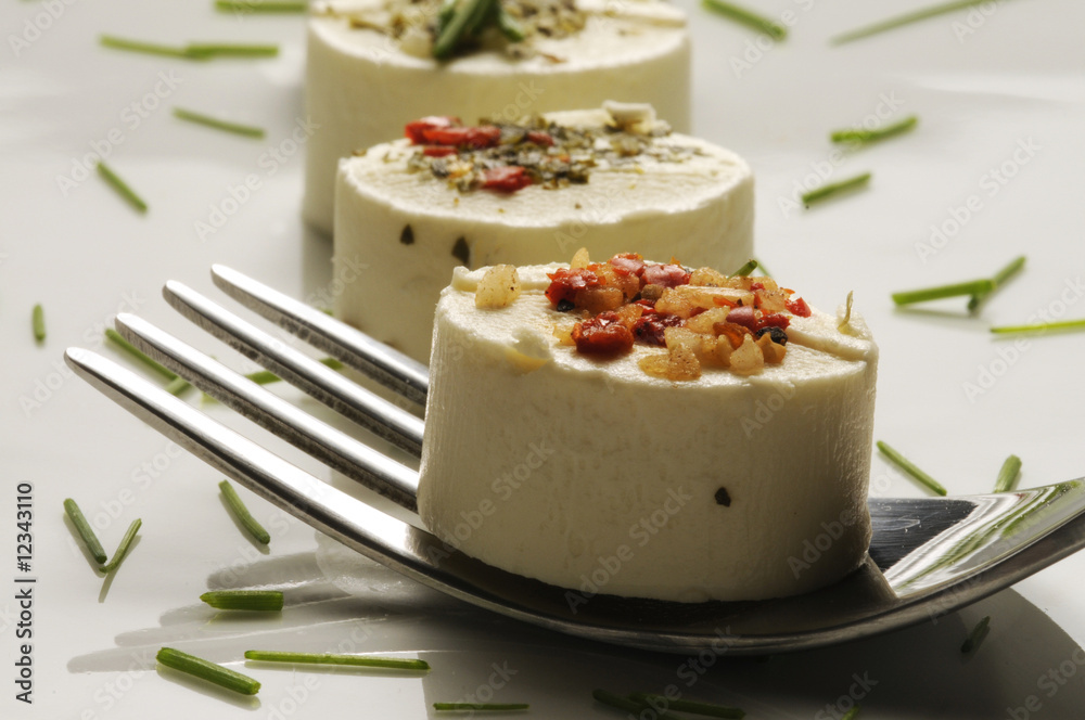 Antipasto di formaggi freschi alle erbe Antipasto di formaggi freschi alle erbe