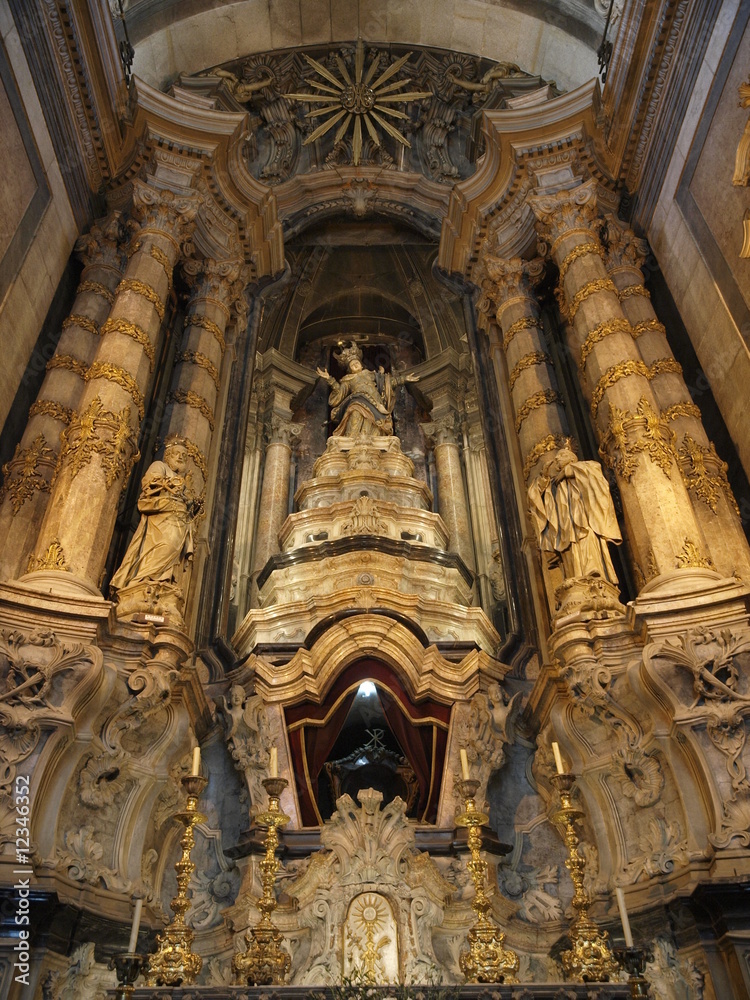 Altar mayor de la iglesia de los Clerigos en Oporto (Portugal)
