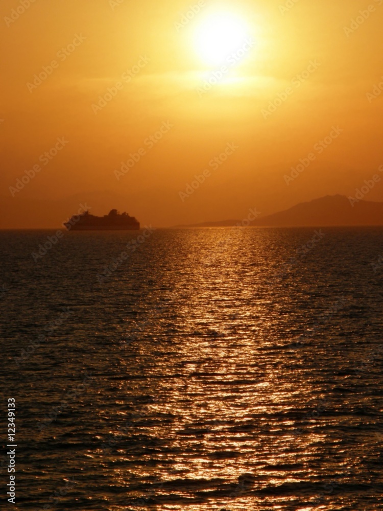 navire au coucher du soleil