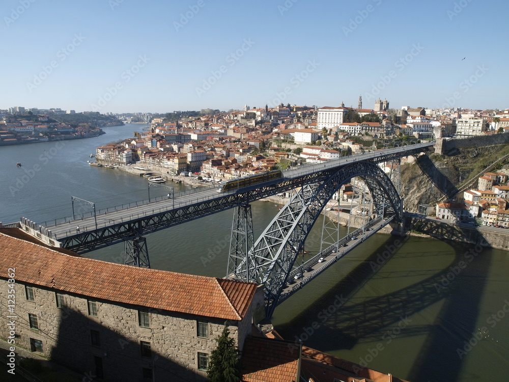 Vista aerea del puente Dom Luis en Oporto (Portugal)