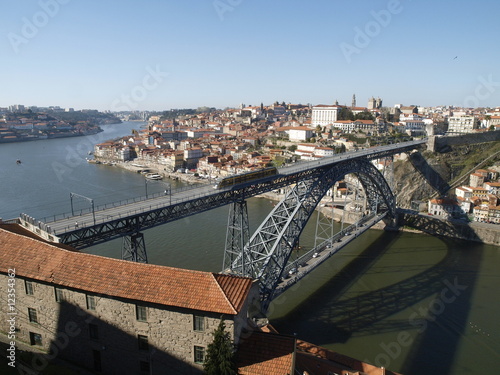 Vista aerea del puente Dom Luis en Oporto (Portugal)