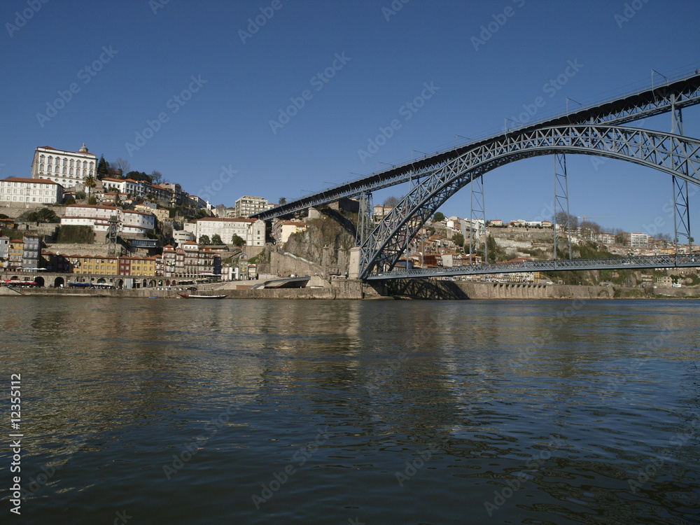 Palacio episcopal y puente Dom Luis en Oporto (Portugal)