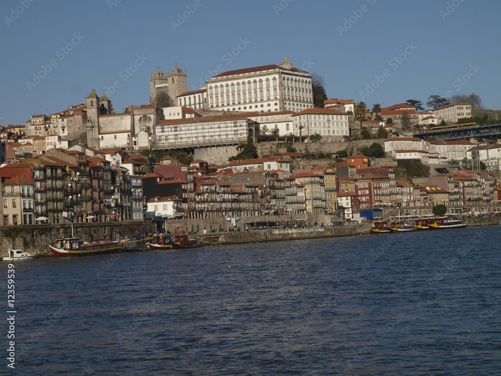 La ciudad de Oporto desde la ribera del río Duero (Portugal)