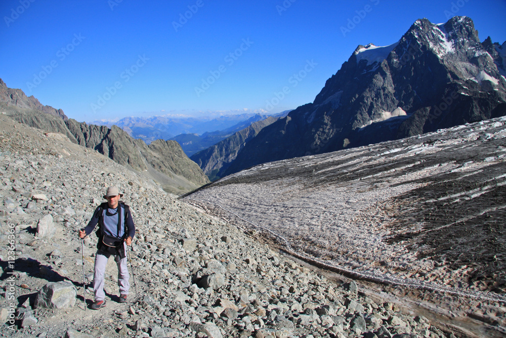 Fototapeta premium Alpiniste au bord d'un glacier