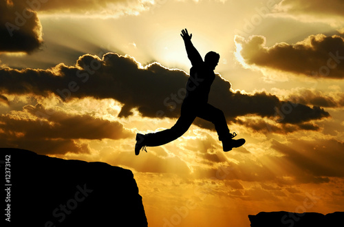 man jumping over a gap © niv koren