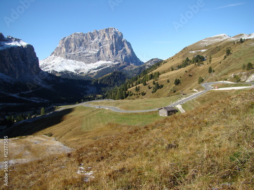 Droga w Dolomitach z widokiem na szczyt Sassolungo