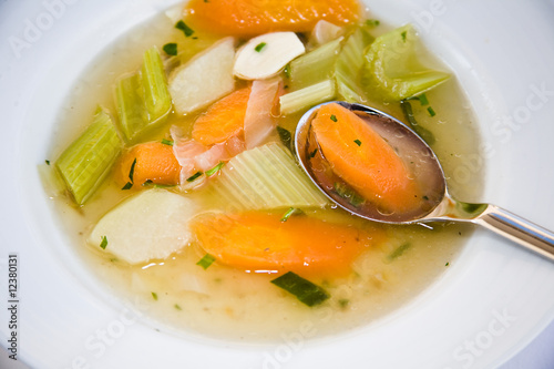 frühlingsgemüse-suppe mit löffel