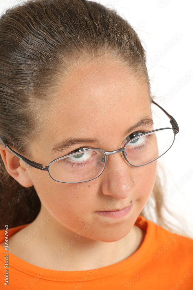 Adolescente avec livre et lunette