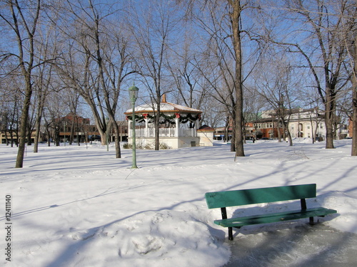 Dans un centre-ville, un parc.