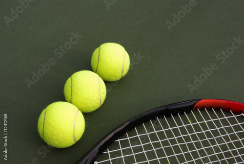 A tennis racket and new tennis ball © Rafa Fernandez