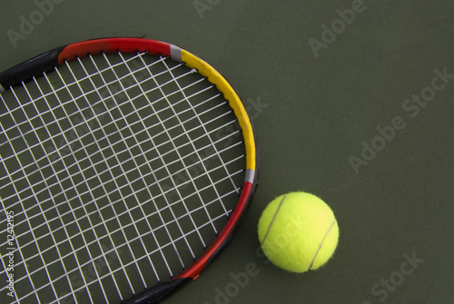 A tennis racket and new tennis ball © Rafa Fernandez