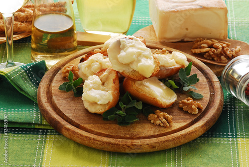 Bruschette al taleggio e noci - Antipasti Lombardia