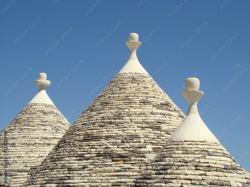 stożkowe dachy trulli w Apulii we Włoszech - obrazy, fototapety, plakaty 