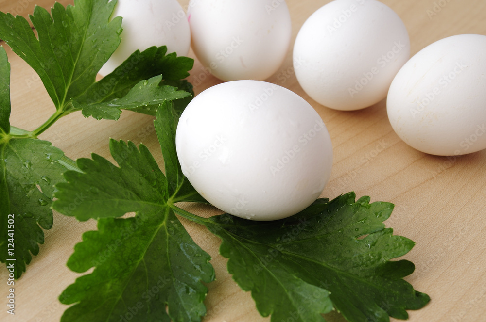 Huevos blancos y perejil Huevos blancos y perejil