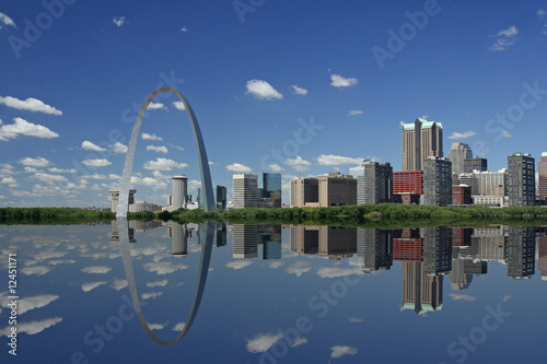 Gateway Arch and reflection in St Louis © Mike Liu