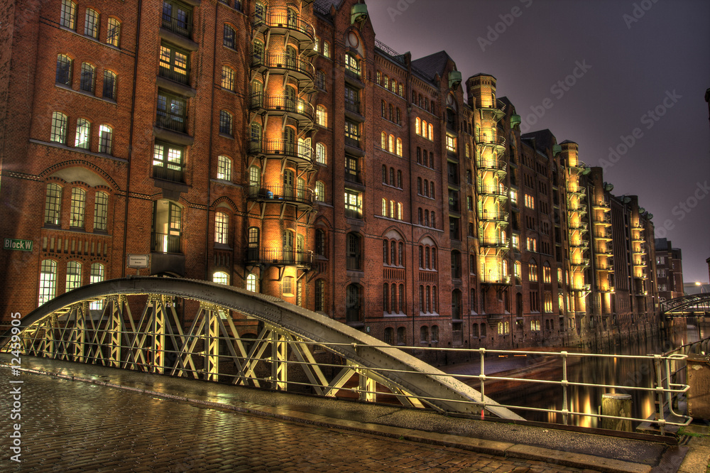 Fototapeta premium Speicherstadt, Brücke, Nacht