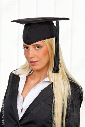Graduation einer Studentinnach  Prüfung photo