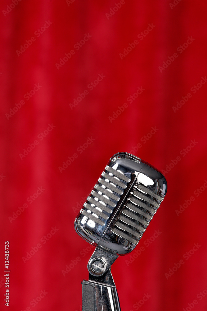 Fototapeta premium Mikrofon vor rotem Vorhang