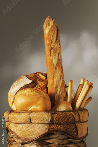 Cestino con pane e grissini photo