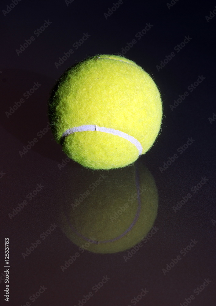 Balle de Tennis sur fond noir (avec reflet)