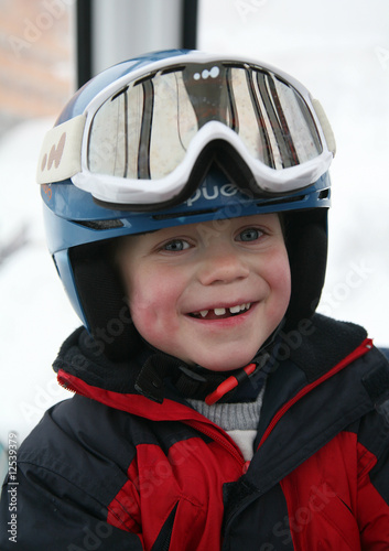 Jeune skieur aux sports d'hiver © ChantalS