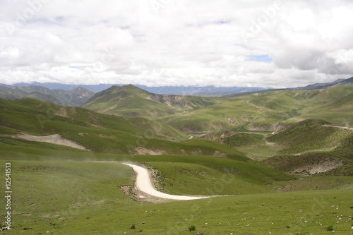 Route reliant les villes de Gyantze et Lhassa (Tibet) photo