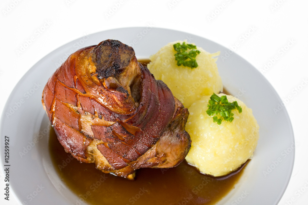Bayerische Schweinshaxe mit Kartoffelknödel Stock-Foto | Adobe Stock