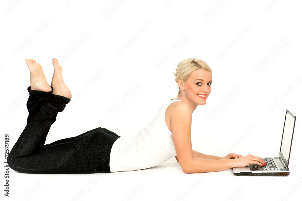 Naklejka premium Woman lying down with laptop