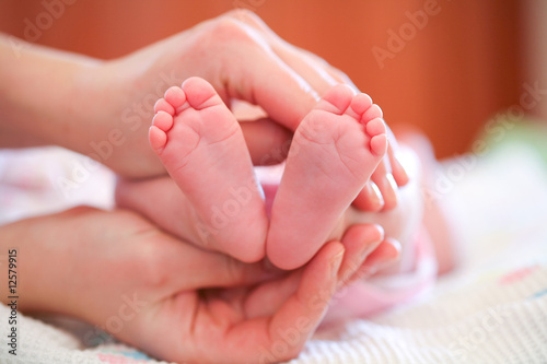 Mother holding her child's feet © Alena Kovalenko