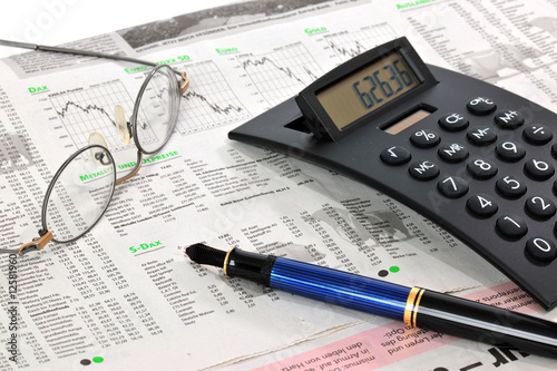 Börsenkurse, Taschenrechner, Brille, Stift photo