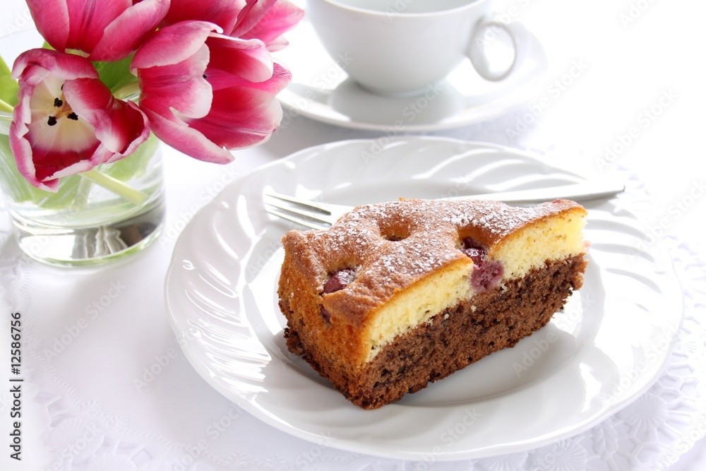 Kuchen mit Schokolade und Kirschen, Tulpen Kuchen mit Schokolade und Kirschen, Tulpen