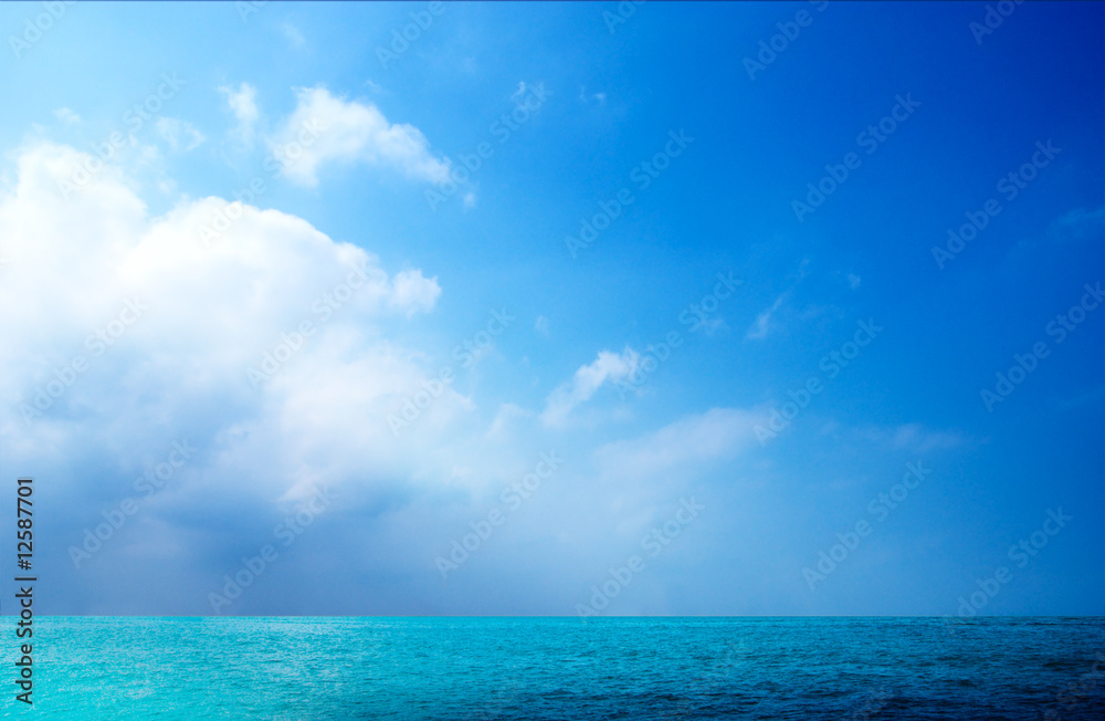 Obraz premium ocean and white clouds