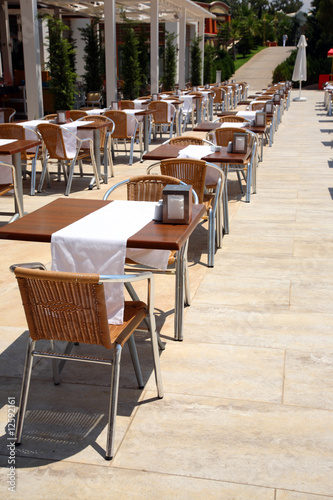 Free tables of restaurant © Offscreen