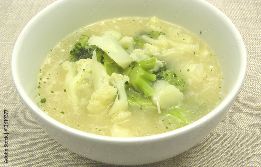 Suppe mit Blumenkohl und Brokkoli in Porzellanschale