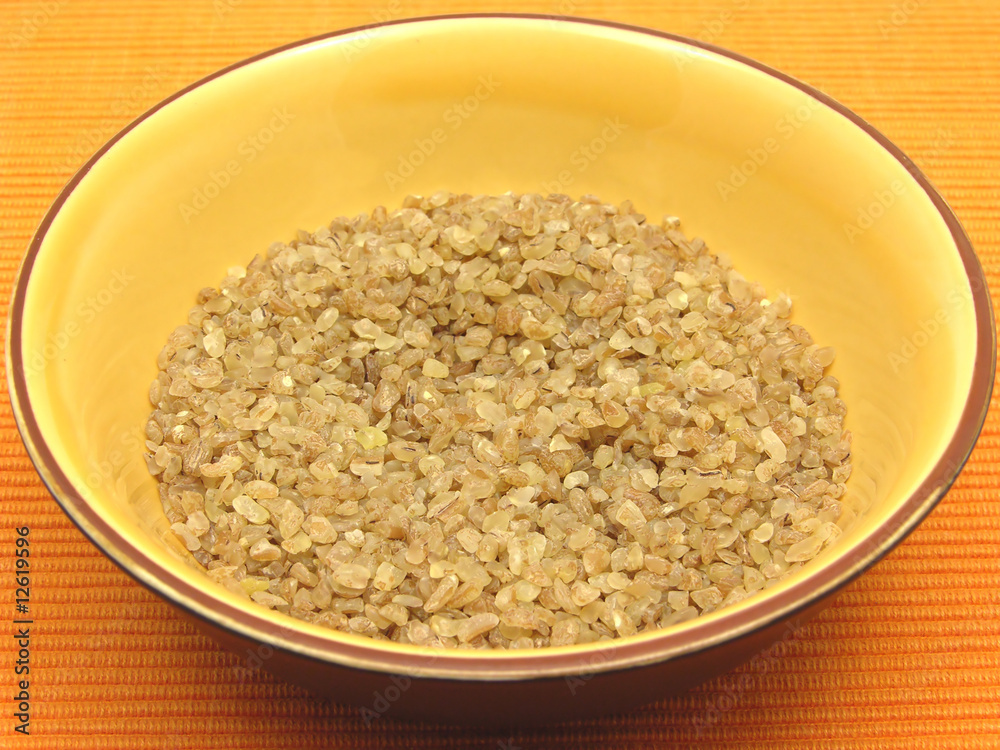 Bulgur in einer Keramikschale