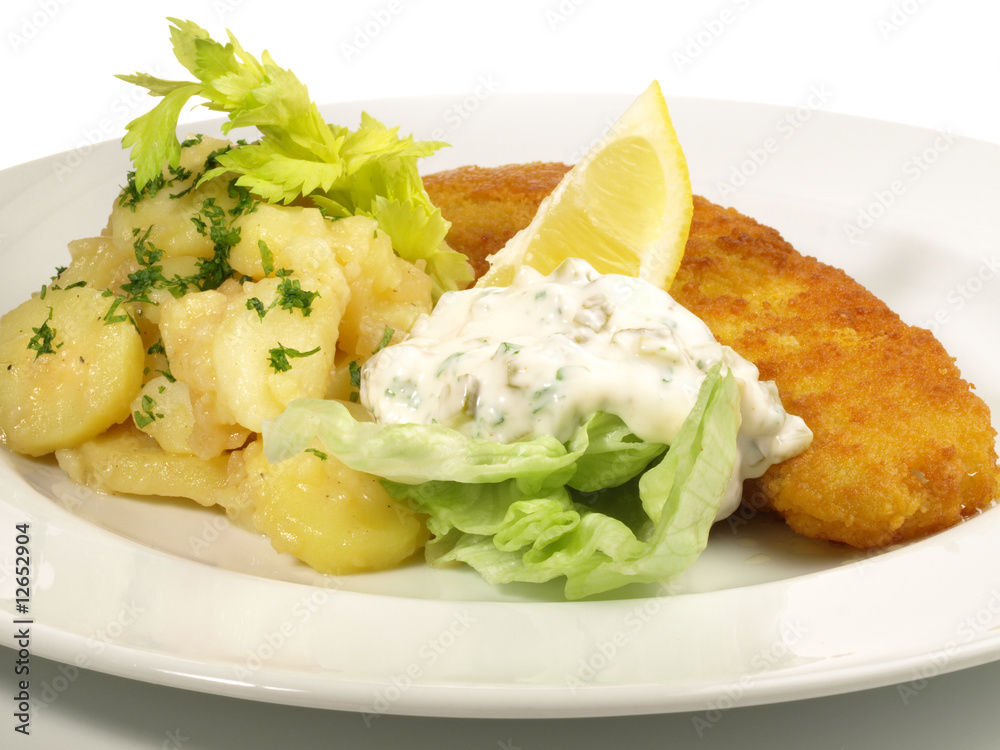 Paniertes Fischfilet mit Kartoffelsalat mit Remoulade Paniertes Fischfilet mit Kartoffelsalat mit Remoulade