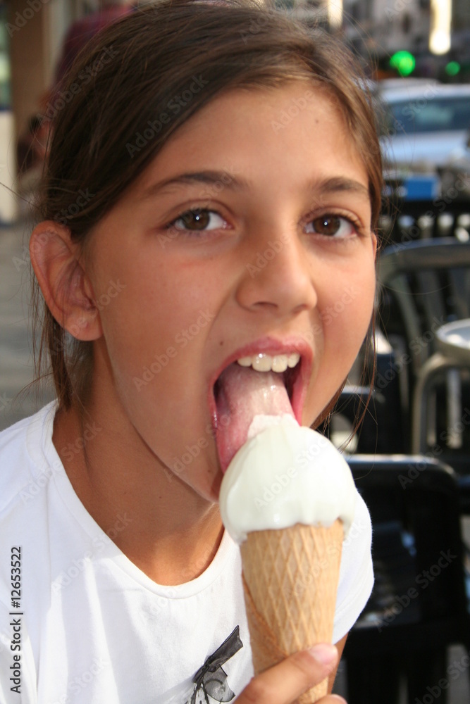 niña comiendo helado foto de Stock | Adobe Stock