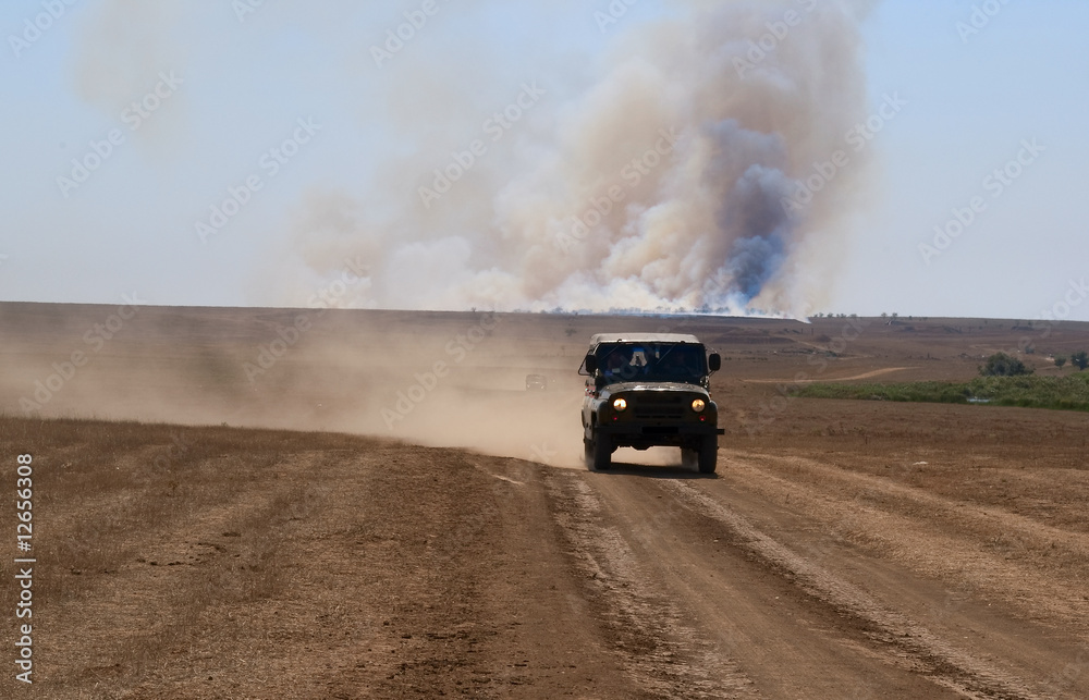 Obraz premium Military car escape from fire