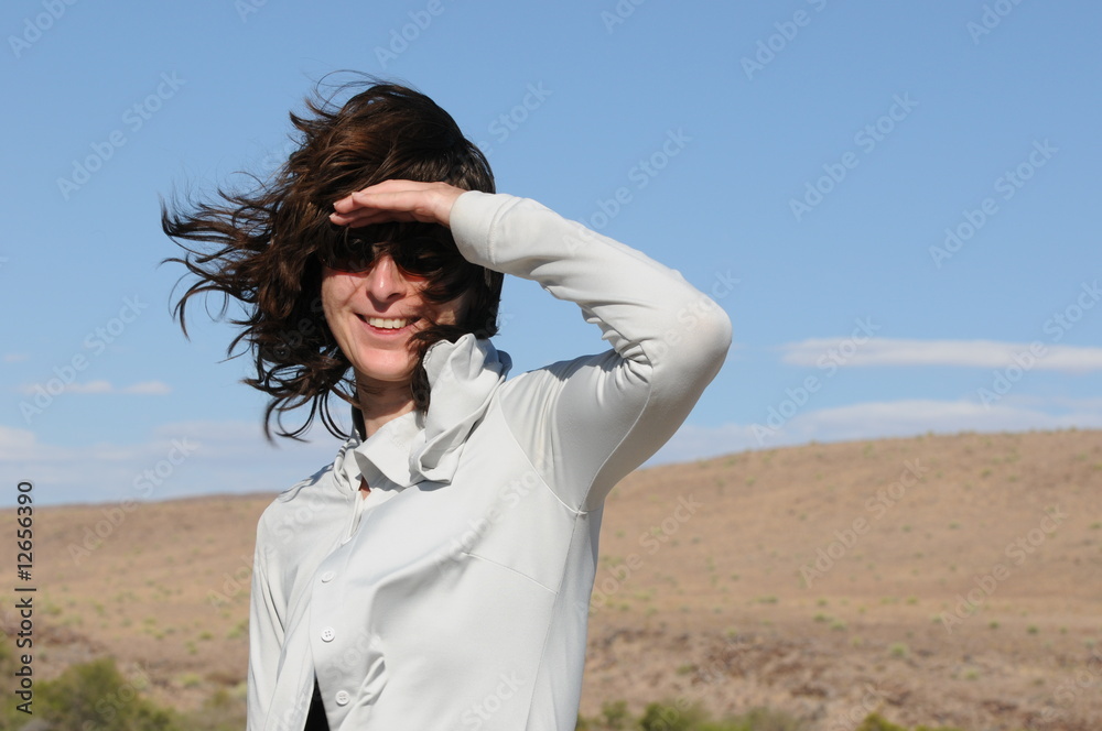Frau mit Sonnenbrille im Wind