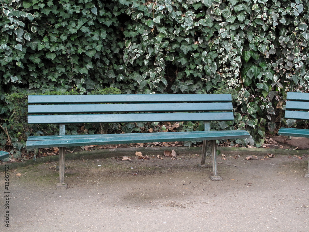 Banc public dans un espace vert parisien, France. Banc public dans un espace vert parisien, France.